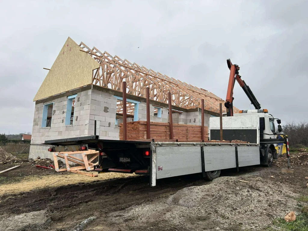 Építés alatt álló családi ház tetőszerkezeti munkálatai egy generálkivitelezés során, az RB-Bau generálkivitelezés fővállalkozói felügyeletével.