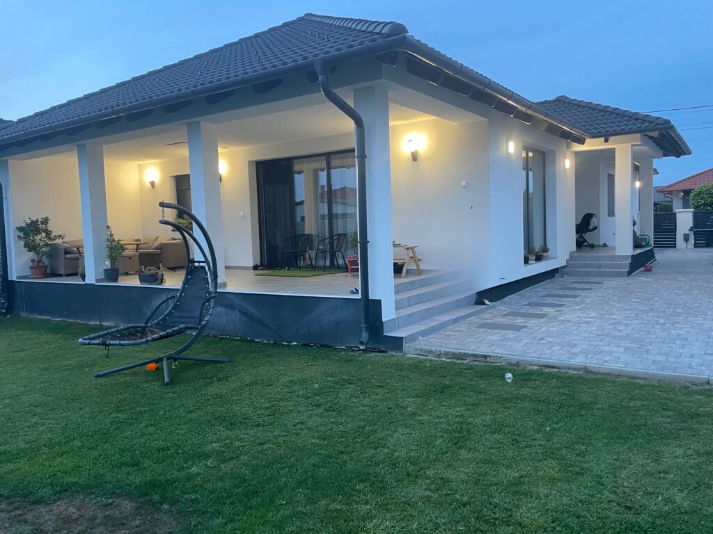 Modern, kivilágított családi ház terasszal és kertkapcsolattal – Az RB-Bau generálkivitelezési referenciája Úrkút környékén.