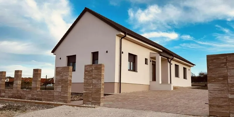 Kulcsrakész, modern családi ház kőkerítéssel és rendezett kerttel, az RB-Bau Kft. generálkivitelezésében a pápai járásban.
