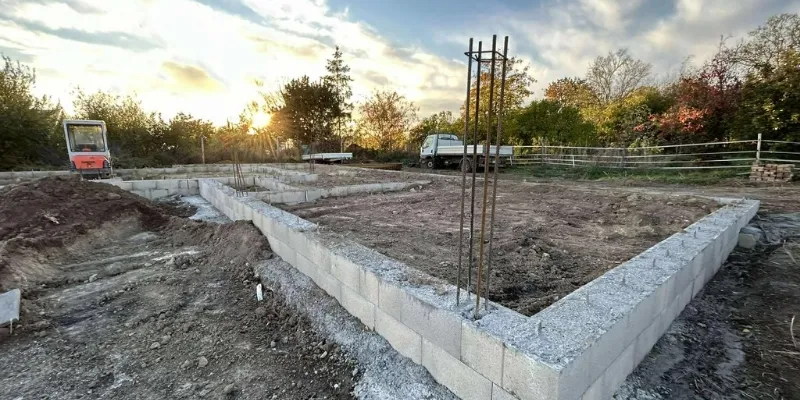 Családi ház sávalapozása és vasalási munkálatai egy RB-Bau generálkivitelezés helyszínén, a Bakony és a Balaton-felvidék régiójában.
