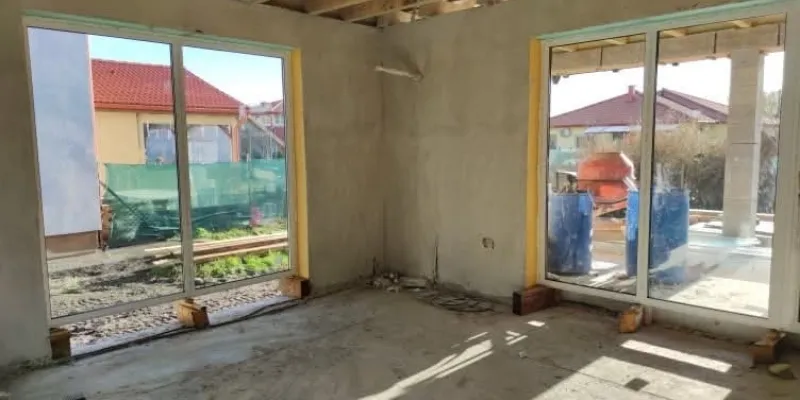 Világos belső terek kialakítása és szerkezetkész állapot egy családi háznál a Bakonyban, az RB-Bau kivitelezésében.