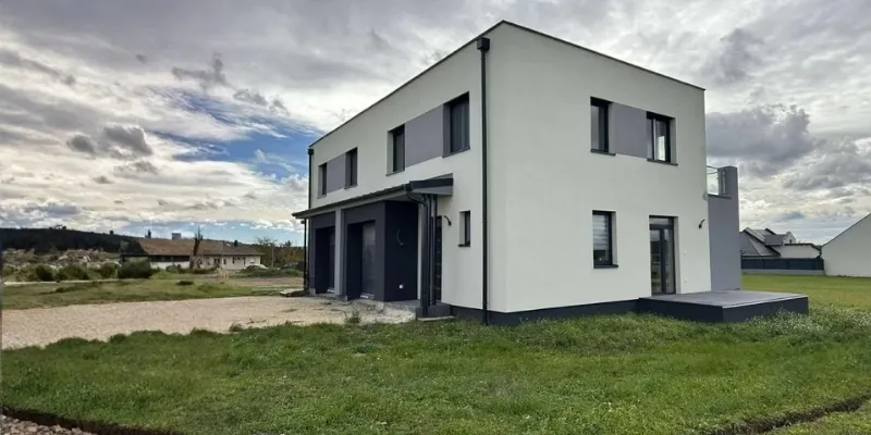 Kétszintes, modern minimál stílusú családi ház építése nagy üvegfelületekkel és erkéllyel a Bakony és a Balaton-felvidék találkozásánál.