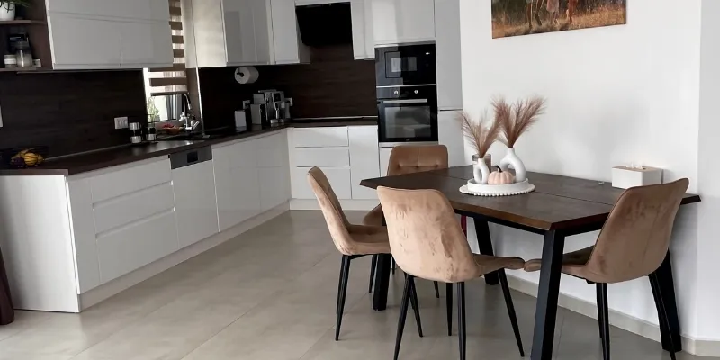 Modern stílusú, amerikai konyhás nappali étkezővel, egy RB-Bau által generálkivitelezett családi házban.