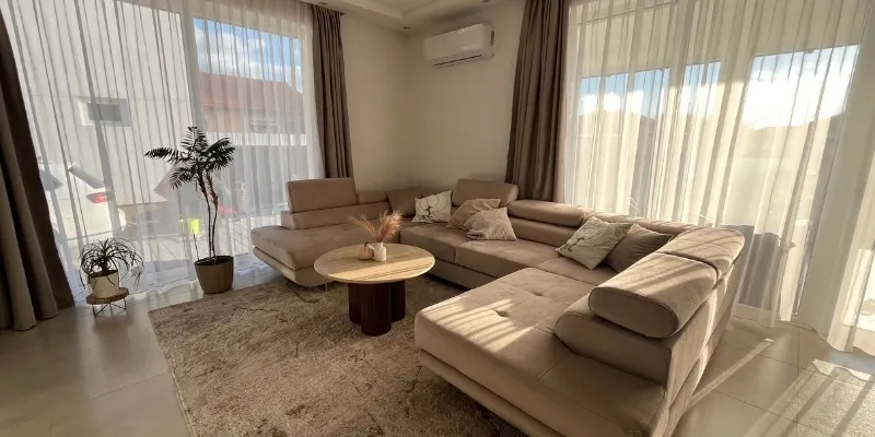 Modern, napfényes nappali belsőépítészeti kialakítása egy RB-Bau által épített családi házban, a Bakony és a Balaton-felvidék régiójában.